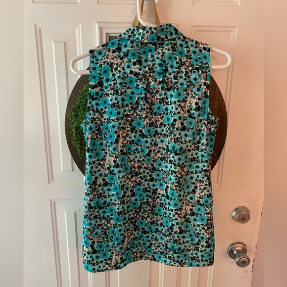 Sleeveless Collared Top - Picture 2 of 2